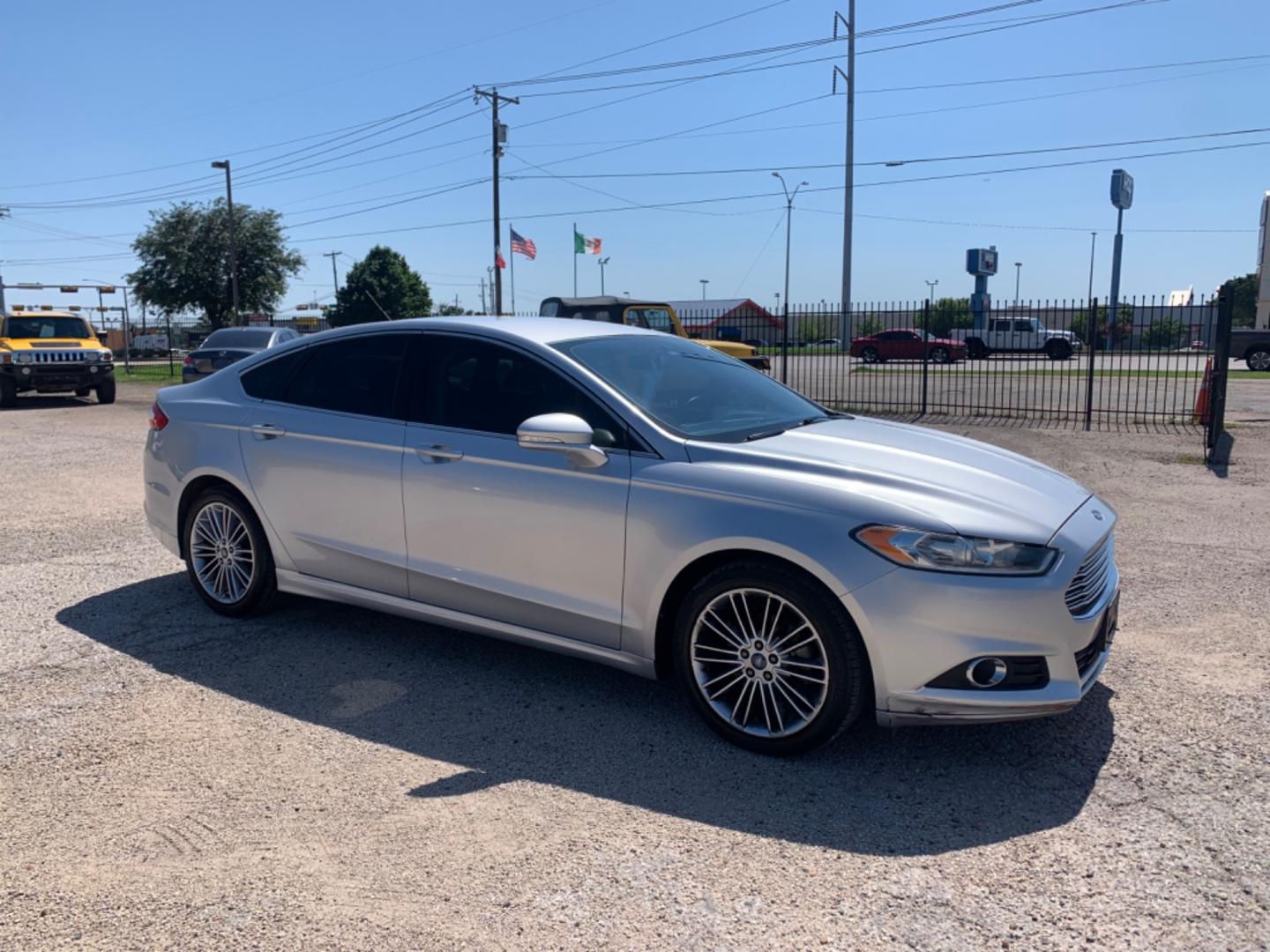 2013 Silver /Black Ford Fusion SE (3FA6P0H99DR) with an 2.0L L4 DOHC 16V engine, AUTOMATIC transmission, located at 1830 North Belt Line Road, Irving, TX, 75061, (469) 524-0199, 32.834373, -96.993584 - Photo#4